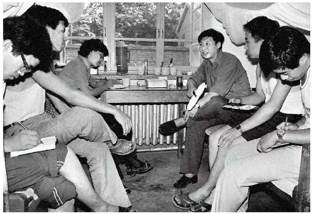 1984年7月29日，習(xí)近平與中國(guó)人民大學(xué)暑期社會(huì)實(shí)踐團(tuán)成員在正定縣政府招待所宿舍座談。（圖源：《習(xí)近平與大學(xué)生朋友們》）