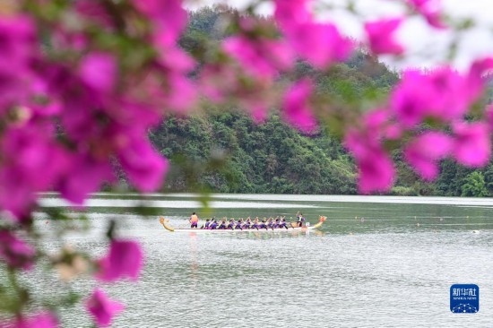 6月22日，重慶市酉陽(yáng)土家族苗族自治縣酉水河鎮(zhèn)河灣村，參賽選手進(jìn)行龍舟比賽。