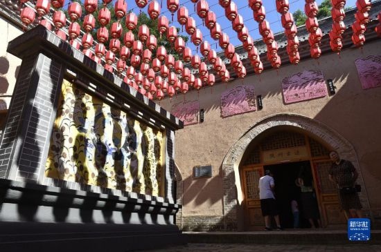 6月23日，游人在三門峽市陜州地坑院景區(qū)內(nèi)游覽。