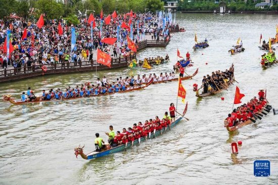 6月23日，在貴州省黔東南苗族侗族自治州施秉縣舉行的獨(dú)木龍舟節(jié)上，獨(dú)木龍舟進(jìn)行水上巡游。