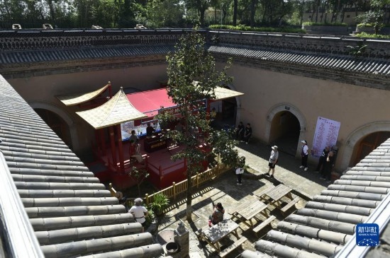 6月23日，游人在三門峽市陜州地坑院景區(qū)內(nèi)游覽。