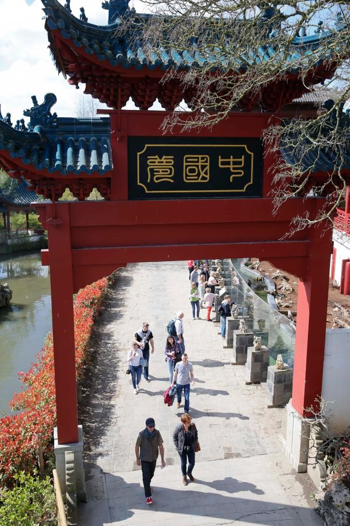 在比利時(shí)天堂動(dòng)物園的中國(guó)園，游客從牌樓下走過。
