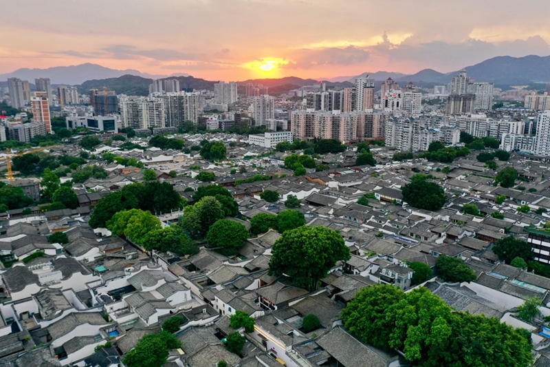 2021年7月10日，夕陽映照下的福州三坊七巷文化歷史街區(qū)。