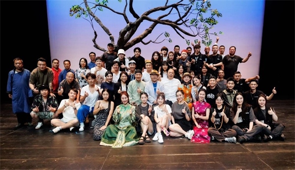 《斷金》百場演職人員合影。龍馬社供圖