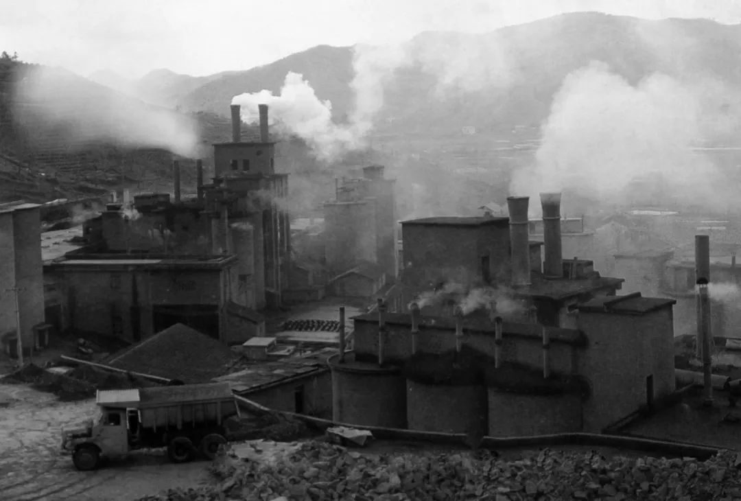 上世紀80年代，余村開礦山、辦水泥廠。（圖源：安吉縣委宣傳部）