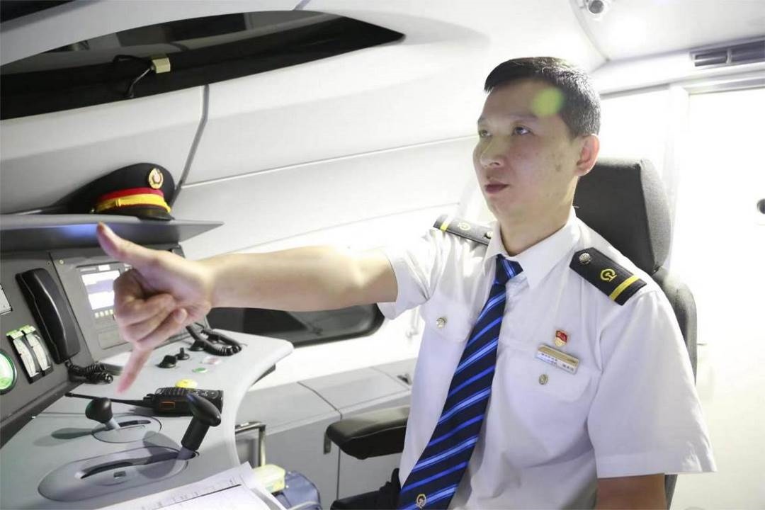 陳承儀駕駛動(dòng)車組列車執(zhí)行標(biāo)準(zhǔn)作業(yè)。陳巍攝