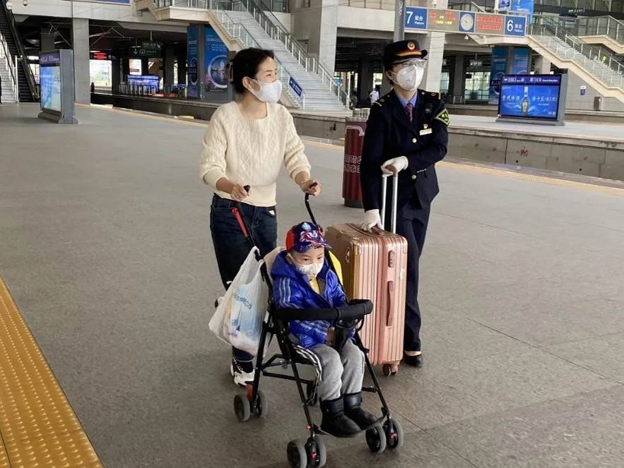 鄭海珠在站臺(tái)上引導(dǎo)旅客乘車。南昌鐵路供圖