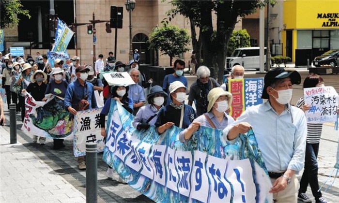 6月20日，日本民眾在福島縣政府周圍舉行抗議活動，強(qiáng)烈反對核污水排海計(jì)劃。（圖片來源：《東京新聞》）