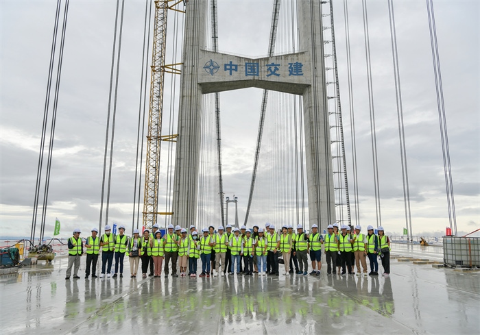 瀾湄六國(guó)媒體記者代表在建設(shè)中的深中通道伶仃洋大橋施工現(xiàn)場(chǎng)合影。（中交集團(tuán)供圖）