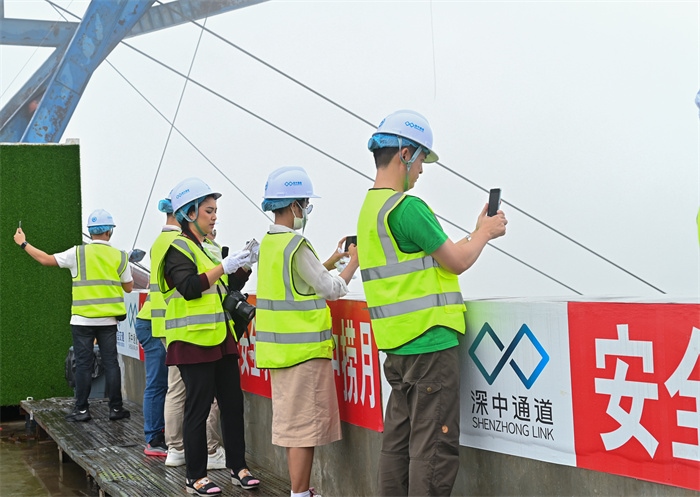 瀾湄六國(guó)媒體記者代表在建設(shè)中的深中通道伶仃洋大橋270米高塔之上拍照。中交集團(tuán)供圖