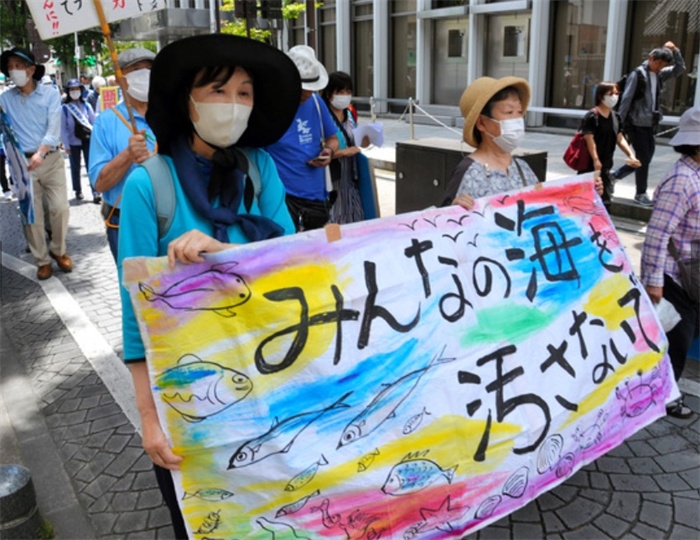 2023年6月20日，日本民眾在福島縣政府周圍舉行抗議活動，強(qiáng)烈反對核污水排海計劃，呼吁保護(hù)漁業(yè)資源。圖片來源：《朝日新聞》