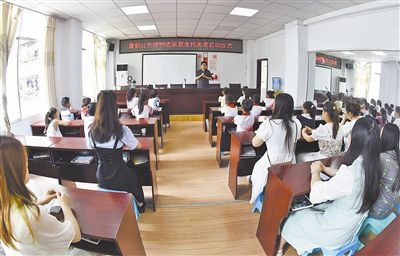  圖②：法院干警向參加活動的學生和家長講解暑假安全教育知識。