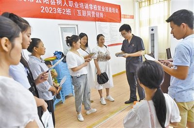  圖③：法院干警現(xiàn)場指導鄉(xiāng)村“代理家長”如何正確管護留守兒童。