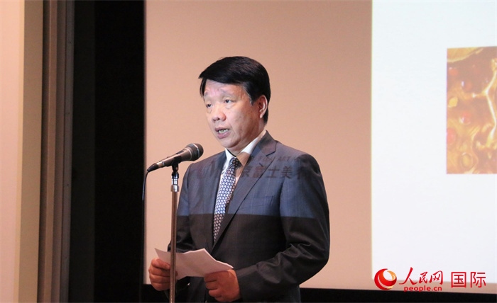 中國(guó)駐日本大使館文化處公使銜參贊致辭。（人民網(wǎng) 許可攝）