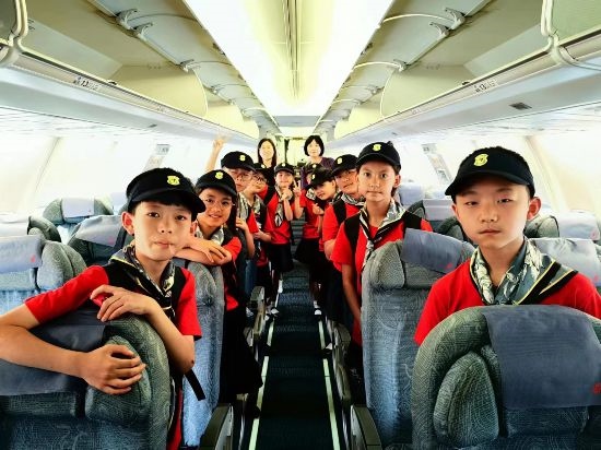 文縣東壩童聲合唱團(tuán)的孩子們在飛機(jī)上。