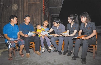 “法治屋場(chǎng)會(huì)”上，法院黨員志愿服務(wù)隊(duì)在給種植戶普及法律知識(shí)。