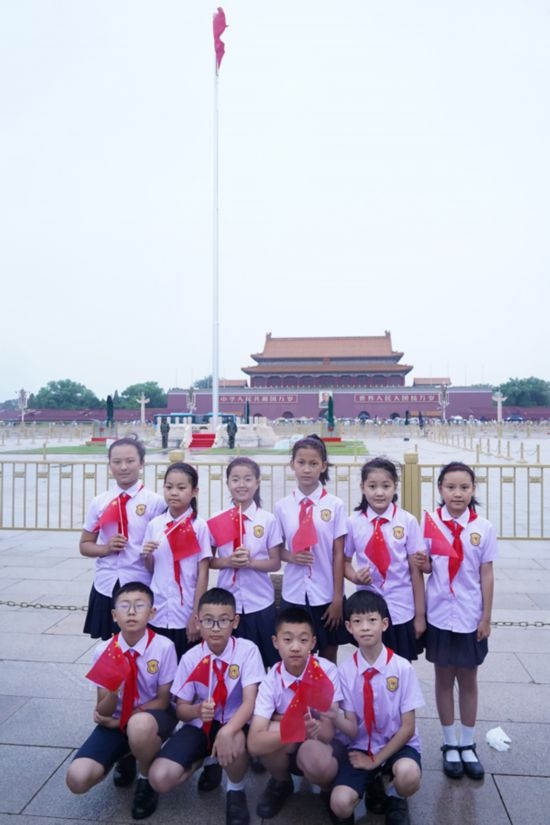 文縣東壩童聲合唱團(tuán)的孩子們在天安門廣場合影。
