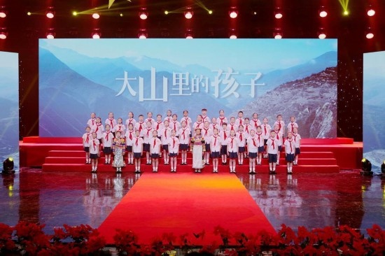 文縣東壩童聲合唱團(tuán)的孩子們在甘肅廣播電視總臺青少頻道錄節(jié)目。