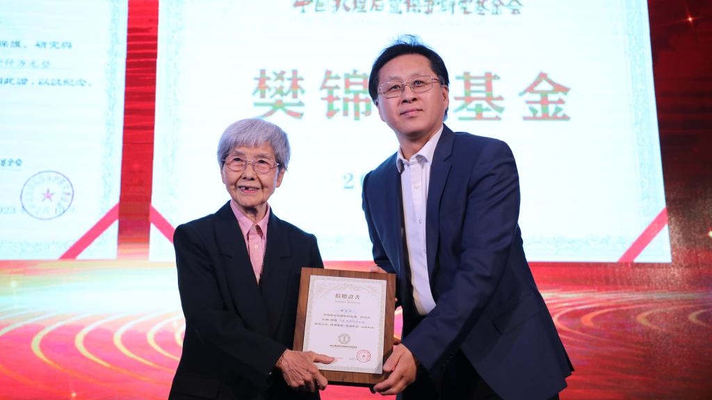 國(guó)家文物局黨組成員、副局長(zhǎng)解冰（右）為樊錦詩(shī)（左）頒發(fā)捐贈(zèng)證書(shū)。新華社記者張睿 攝