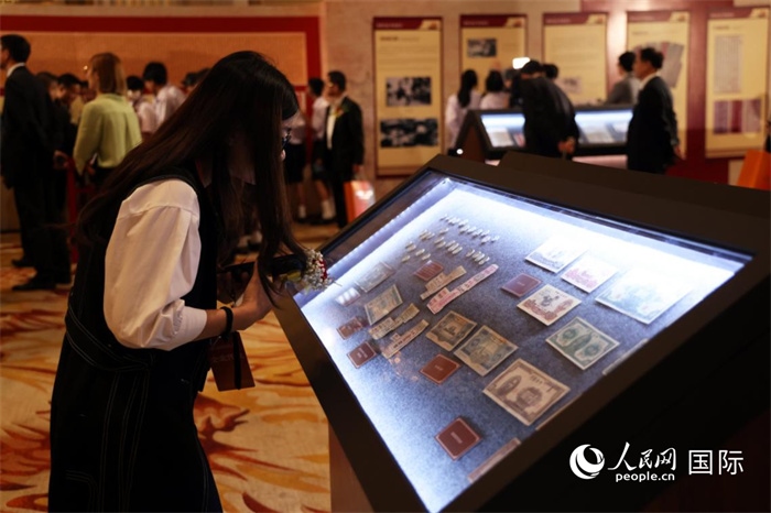 觀眾在“三江出海 一紙還鄉(xiāng)”僑批歷史文化展上觀賞展品。人民網(wǎng)記者楊一攝