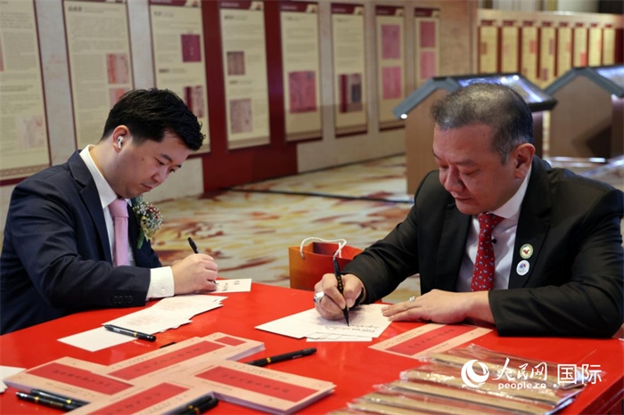 觀眾在展覽現(xiàn)場設置的體驗區(qū)手寫“批信”。人民網(wǎng)記者楊一攝