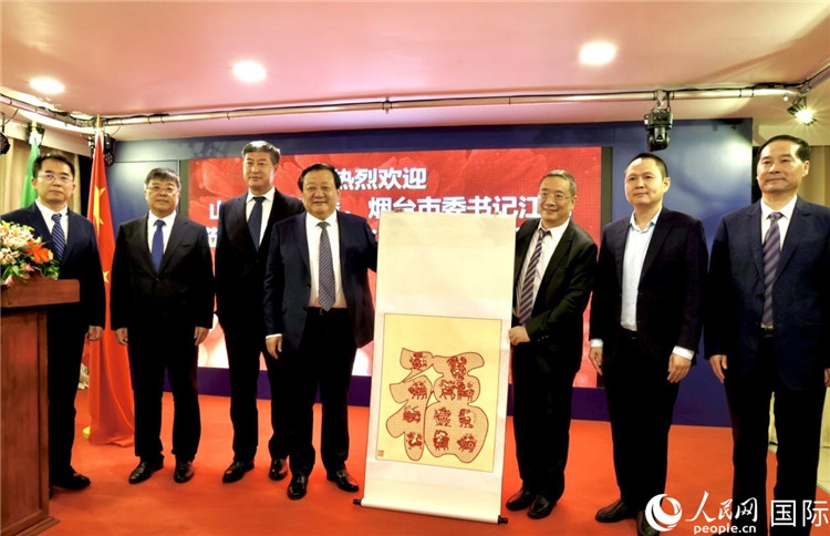 參加座談會(huì)的主要嘉賓合影留念。人民網(wǎng)記者宋亦然攝