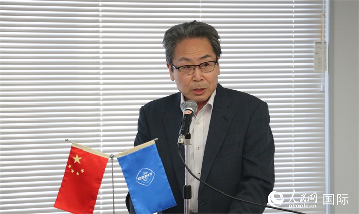 日本國(guó)貿(mào)促專(zhuān)務(wù)理事安田真人在日本路演會(huì)場(chǎng)發(fā)表致辭。人民網(wǎng) 許可攝