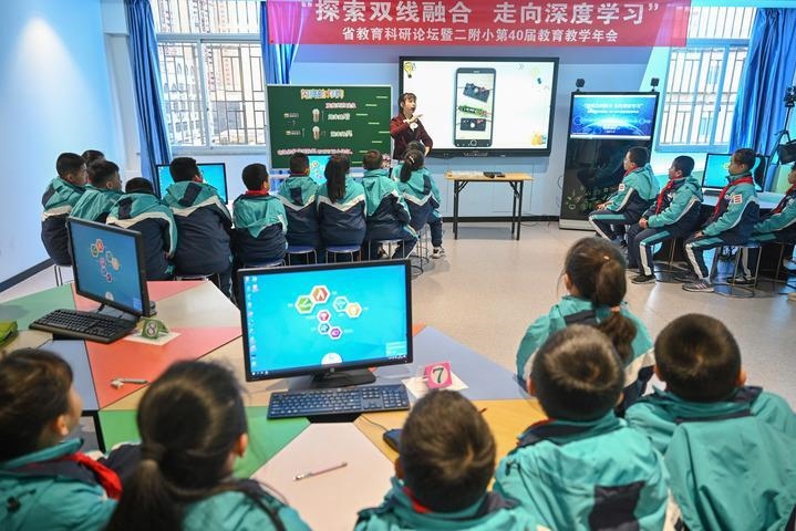 福州教育學院附屬第二小學的學生在由學校與網(wǎng)龍網(wǎng)絡(luò)公司共同打造的“創(chuàng)客教室”學習科學課（2020年12月18日攝）。新華社記者 宋為偉 攝
