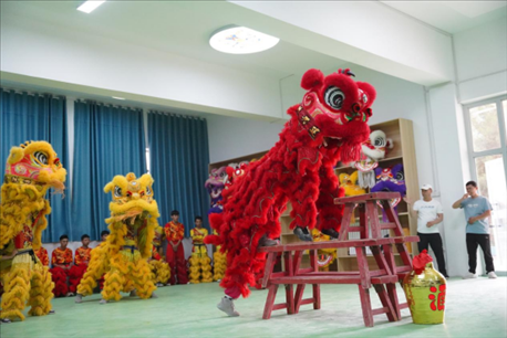 開課儀式現(xiàn)場，疏附縣第一中學舞獅隊的醒獅表演。