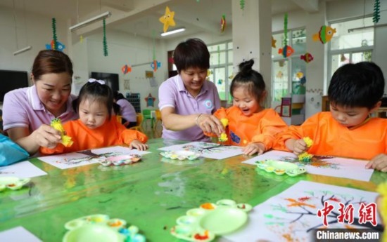 在肥西縣山南鎮(zhèn)中心幼兒園，孩子們在老師的指導下作畫。陳家樂 攝