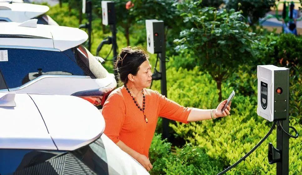 2023年5月24日，山東省膠州市新立街小區(qū)內(nèi)一位居民使用電動汽車充電樁掃碼充電。該小區(qū)加裝各類智慧設(shè)備，打造“智慧社區(qū)”，為居民生活帶來便利。