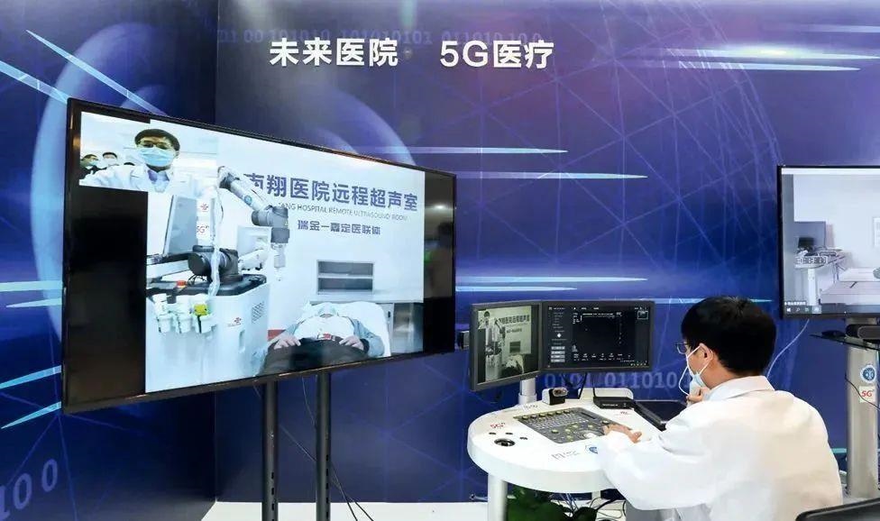 2021年5月7日，上海瑞金醫(yī)院，醫(yī)生通過遠程控制5G機械臂為病人做B超。