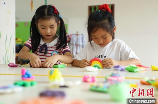在肥西縣山南鎮(zhèn)中心幼兒園，孩子們在做彩色泥塑。陳家樂 攝