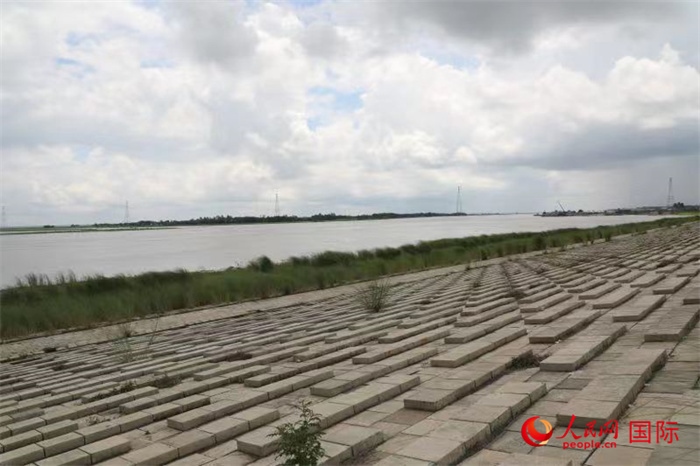 孟加拉國(guó)帕德瑪大橋河道整治工程北岸整治區(qū)域長(zhǎng)1.5千米，南岸長(zhǎng)11.5千米，是目前世界上規(guī)模最大的河道整治工程。人民網(wǎng)記者 孫廣勇攝