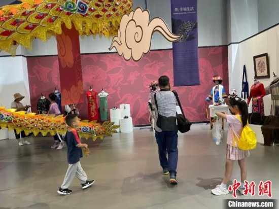 市民參觀展覽。祝歡 攝