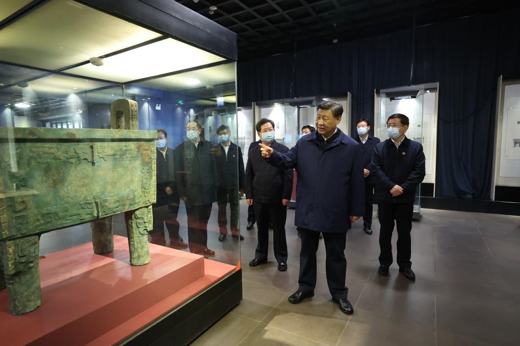2022年10月26日至28日，中共中央總書記、國(guó)家主席、中央軍委主席習(xí)近平在陜西省延安市、河南省安陽(yáng)市考察。這是28日下午，習(xí)近平在安陽(yáng)市殷墟博物館考察。新華社記者 鞠鵬 攝