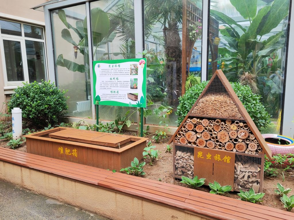 7月14日，大連市甘井子區(qū)實(shí)驗(yàn)小學(xué)“識(shí)嫣園”里的堆肥箱。新華社記者張博群攝