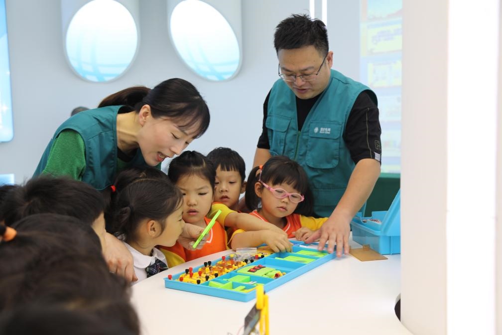 7月12日，浙江寧波奉化區(qū)實(shí)驗(yàn)小學(xué)，暑托班孩子學(xué)習(xí)暑期安全用電和節(jié)能知識(shí)。新華社記者張璇攝