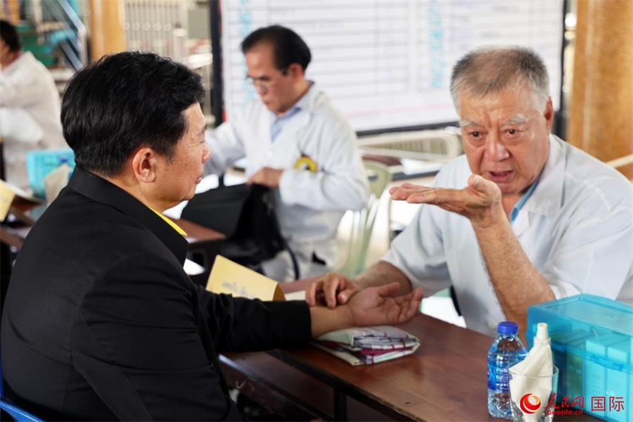 泰國中醫(yī)師為泰國春武里府最高行政長官威塔亞號(hào)脈問診。人民網(wǎng)記者 楊一攝