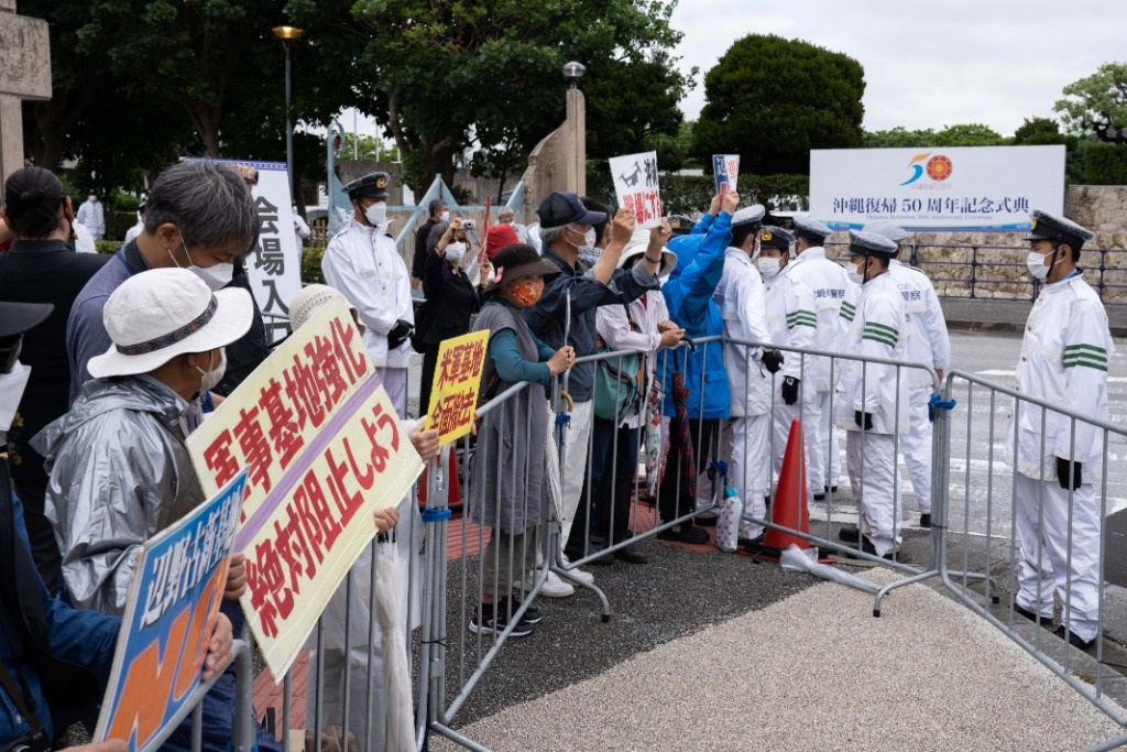2022年5月15日，在日本沖繩，人們?cè)跊_繩回歸日本本土50周年紀(jì)念儀式現(xiàn)場(chǎng)外抗議。新華社記者張笑宇攝