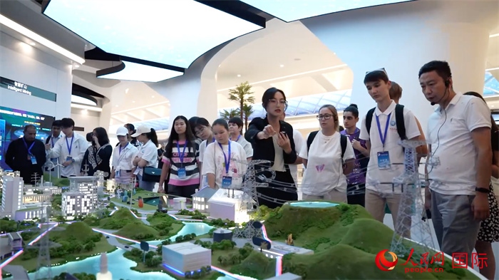 “上合小記者”在華為北京研究院參觀。實(shí)習(xí)生 方明軒攝