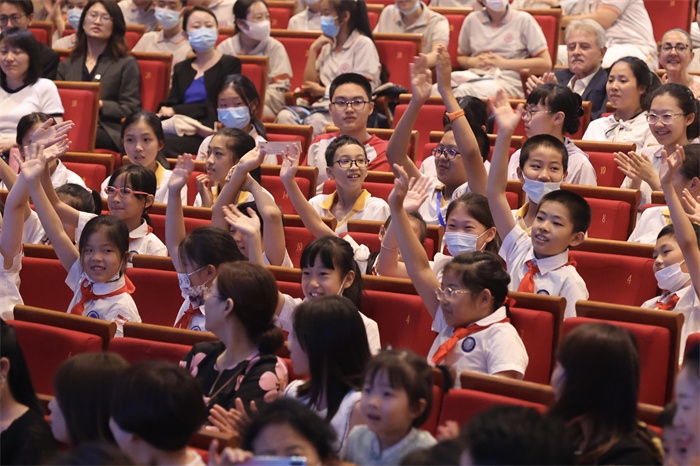 觀看演出的中小學生。中外語言交流合作中心供圖