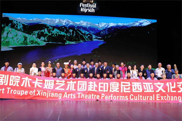 演出結(jié)束后陸慷大使和夫人及印尼官員與演職人員合影。中國駐印度尼西亞大使館供圖