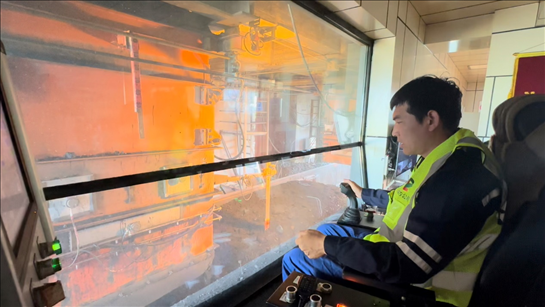 國家電投內(nèi)蒙古公司南露天煤礦裝車站司機(jī)石繼立的操縱下，一次性60噸的煤炭穩(wěn)穩(wěn)裝入車廂。人民網(wǎng) 金洪花攝