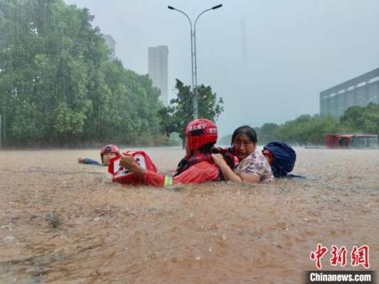 湖北咸寧暴雨引發(fā)內(nèi)澇， 消防營(yíng)救民眾 朱燕林 攝