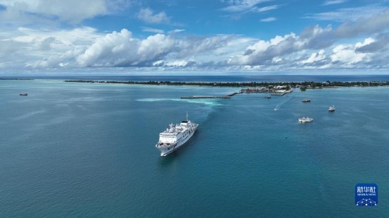 7月22日，中國海軍“和平方舟”號醫(yī)院船結(jié)束基里巴斯訪問，駛離塔拉瓦港。新華社發(fā)（桂江波 攝）