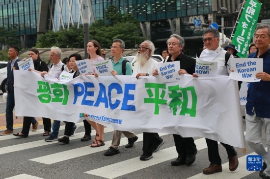7月22日，在韓國首爾，人們手舉標語參與反戰(zhàn)游行。新華社發(fā)（楊暢 攝）