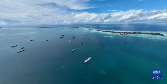 7月22日，中國海軍“和平方舟”號醫(yī)院船結(jié)束基里巴斯訪問，駛離塔拉瓦港。新華社發(fā)（桂江波 攝）