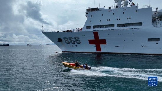7月22日，中國海軍“和平方舟”號醫(yī)院船駛離塔拉瓦港途中，基里巴斯當(dāng)?shù)孛癖婑{船揮手告別。新華社發(fā)（桂江波 攝）