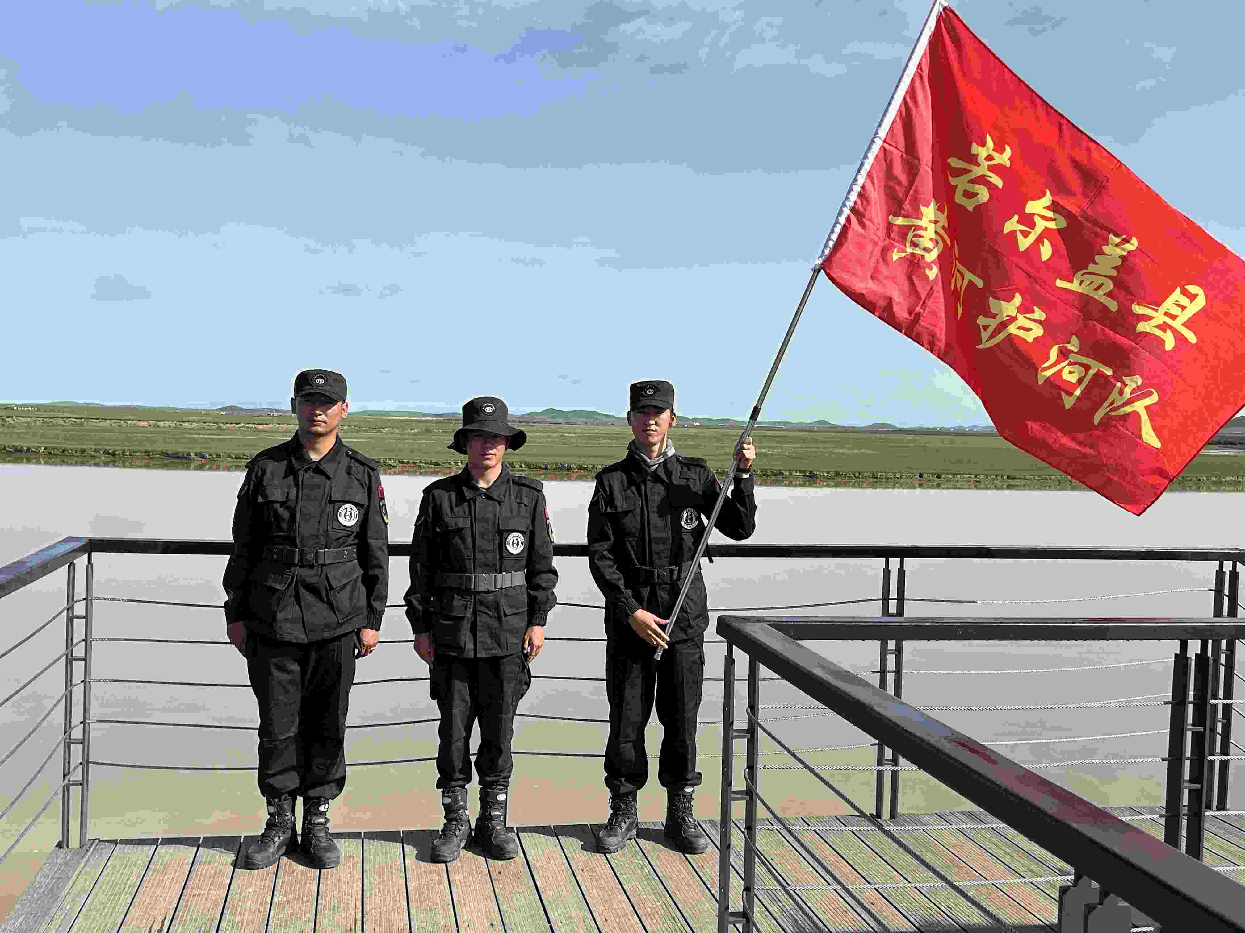 若爾蓋縣黃河護(hù)河隊(duì)。人民網(wǎng) 周靜圓攝
